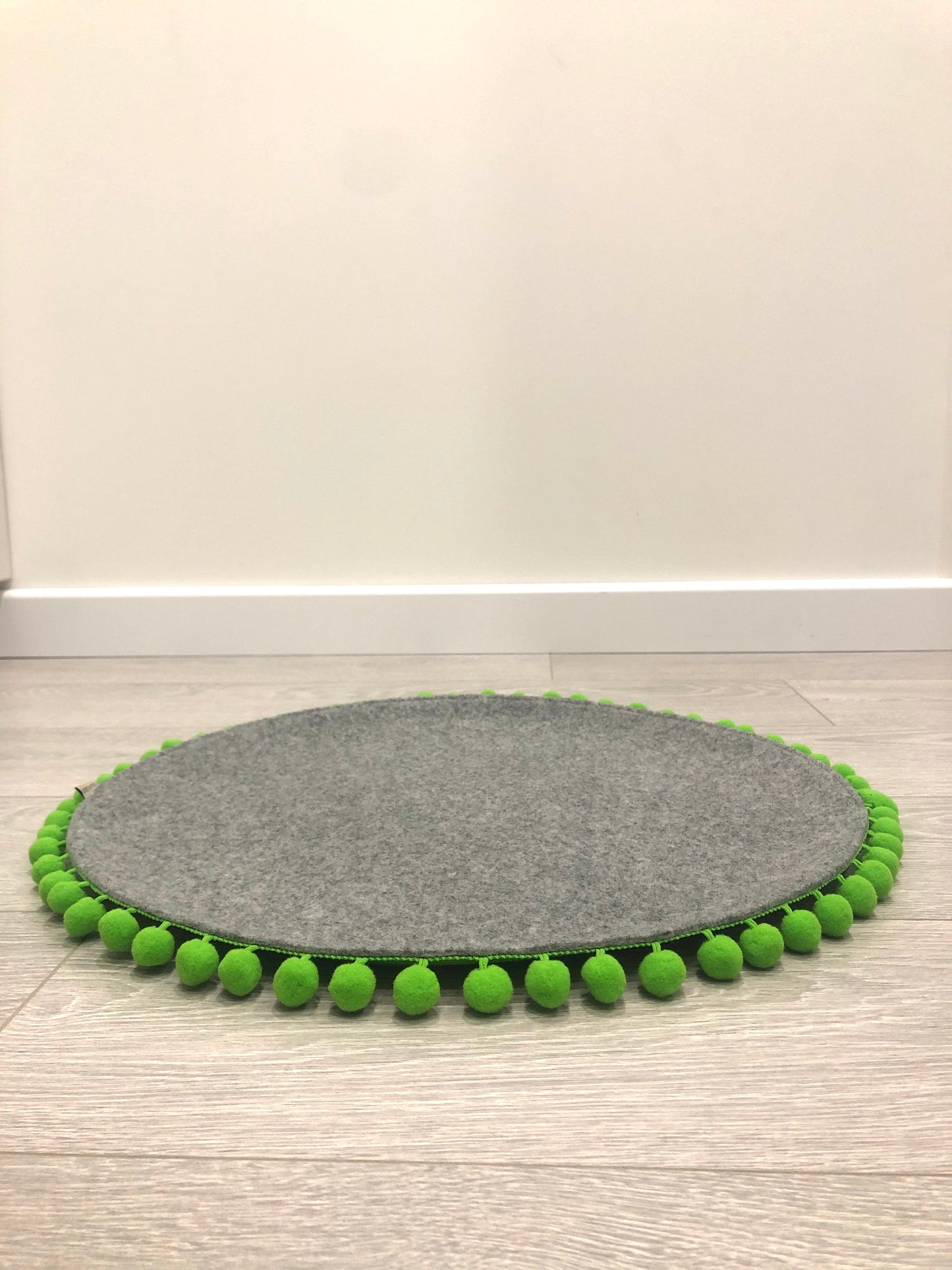 Saveplace® Round Pet Mat - Various Colors Pom Poms, 2 Sizes